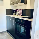 Apartment 2 Pieces Entierement Renove Et Equipe A 150 M De La Avec Parking *