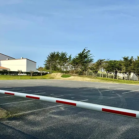 2 Pieces Equipe A 100 M De La Avec Place De Parking شقة