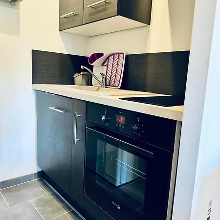 شقة 2 Pieces Equipe A 100 M De La Avec Place De Parking *