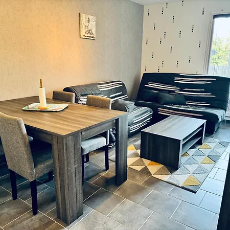 شقة 2 Pieces Equipe A 100 M De La Avec Place De Parking