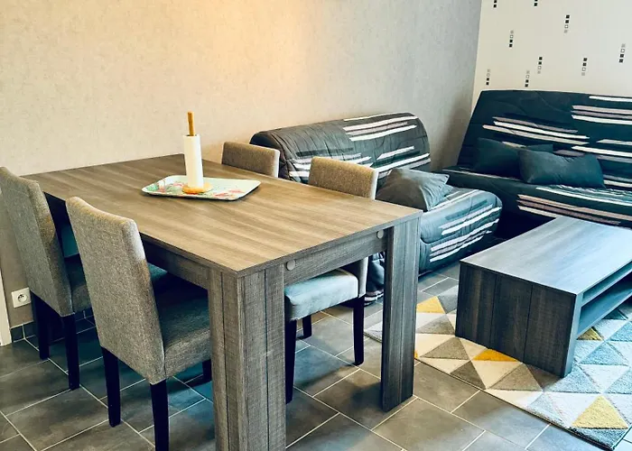 Appartement 2 Pièces équipé à 100 M De La Avec Place De Parking *